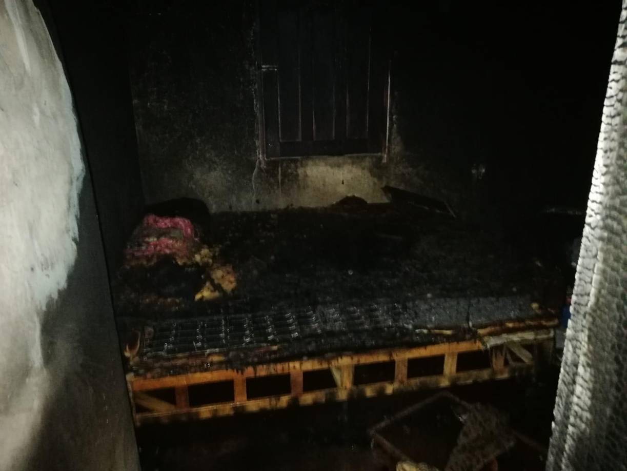 A su vez, doña Mayra reveló que antes de prenderle fuego a su casa, Carlos Manuel la había atacado a pedradas con uno de sus hermanos, pero no reveló la identidad del otro sujeto.