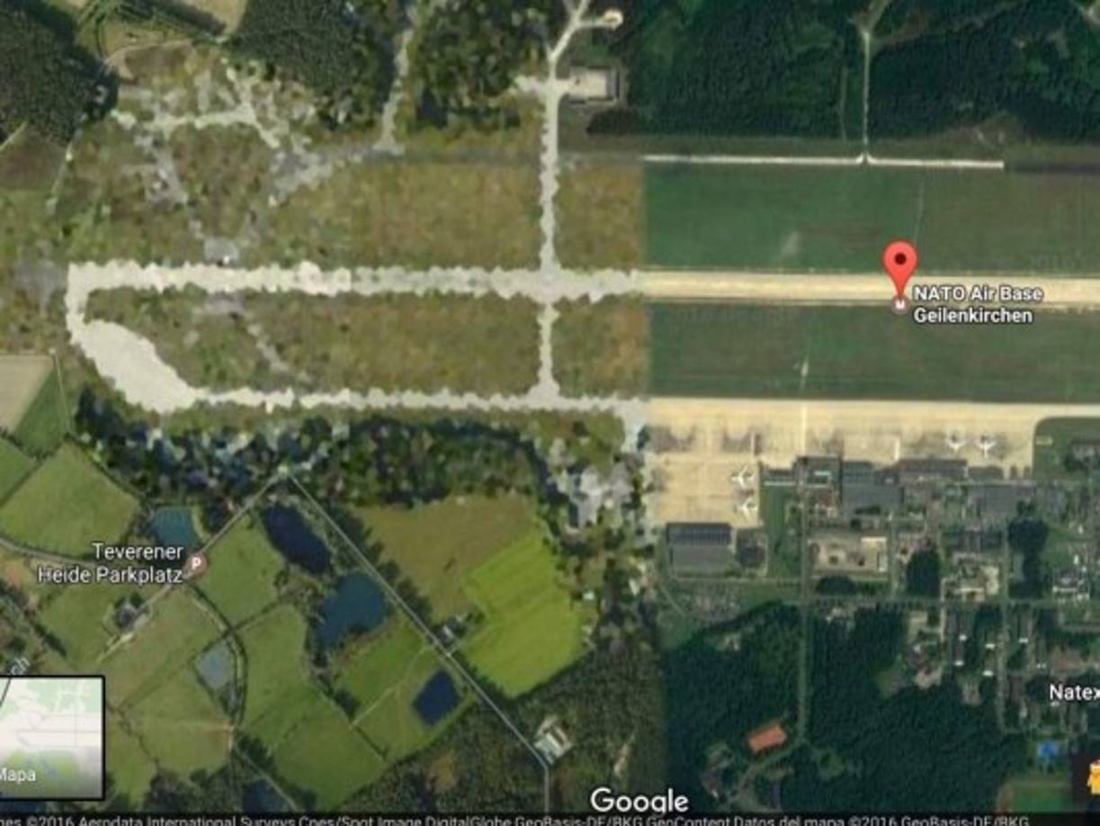 Base aérea de la OTAN en Geilenkirchen en Alemania.- Fragmentos de la base aparecen pixelados en Google Maps y no se pueden apreciar detalles; sin embargo, se puede ver la base sin ningún tipo de censura con Bing Maps.