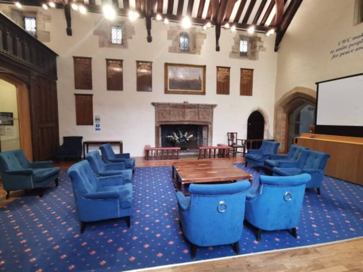 El internado, fundado en 1962 en el idílico valle galés de Glamorgan, centra sus objetivos principales en inspirar a su alumnado internacional para protagonizar el cambio mediante el 'servicio a la comunidad' y el 'compromiso social'.