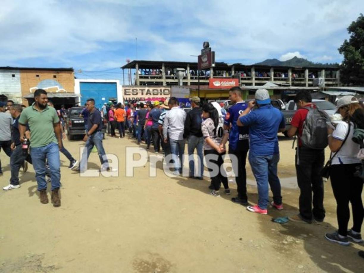 Largas filas se hicieron previo al partido para ingresar al estadio Marcelo Tinoco.