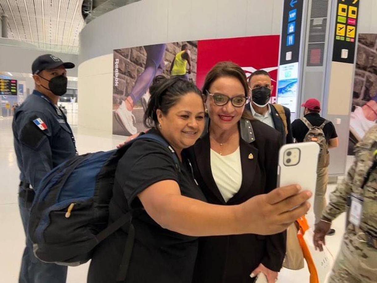 Pasajeros se mostraron sorprendidos al encontrarse con la presidenta de Honduras. 