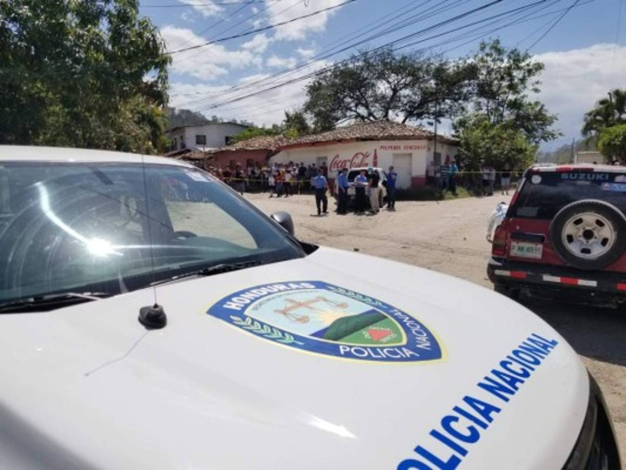 Al lugar se desplazaron agentes policiales para acordonar la escena del crimen. En el vidrio frontal y el tonó del carro de Víctor Manuel Rodríguez Paz se contabilizaron al menos 18 orificios de bala, mientras que en la puerta izquierda se observan seis.
