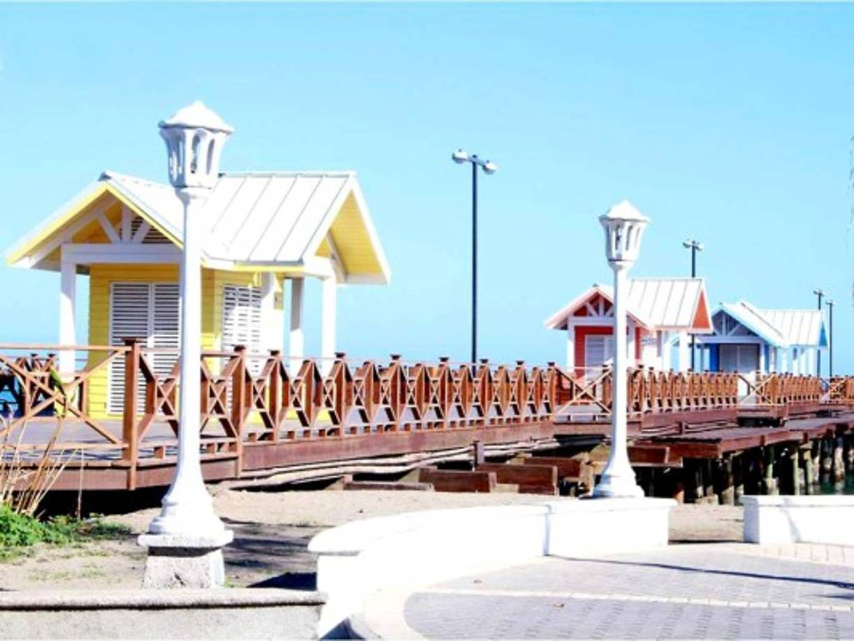 Es un atractivo a la orilla de la playa que fue hecho con el propósito de que las personas vayan con amigos y familiares a divertirse a cualquier hora del día. Este muelle engalana a La Ceiba.