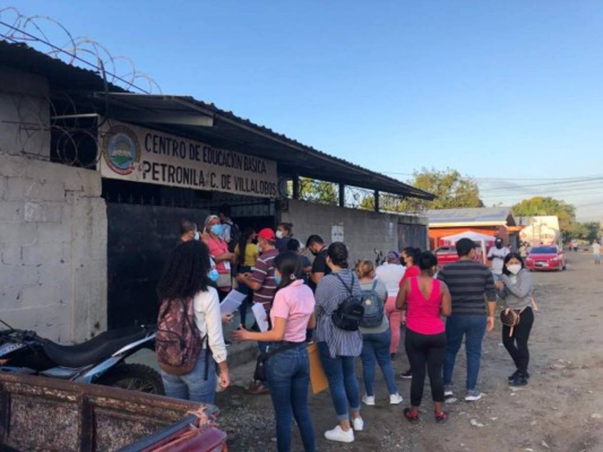 Los progreseños madrugaron a las urnas, a la espera de que se abrán los centros de votación.