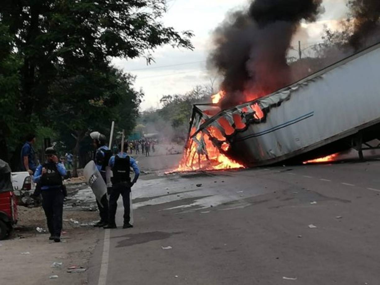 Decenas de protestantes bloquearon el paso de la carretera CA-5 a la altura de Villanueva al norte de Honduras. Los manifestantes aseguraron apoyar al sector educativo y salud por la derogación de los PCM 027-028.