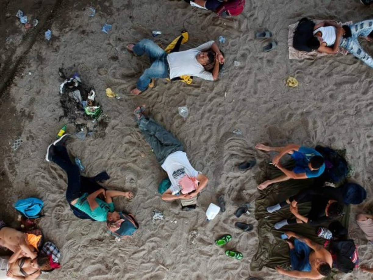 'Le pedimos a México que nos apoye. Nosotros vamos pacíficamente, no vamos a pelear, vamos tranquilos porque en nuestro país ya no aguantamos el hambre, la falta de trabajo, el gobierno. Es mucha corrupción. Tenemos que emigrar del país', expresó el hondureño en entrevista con Efe.