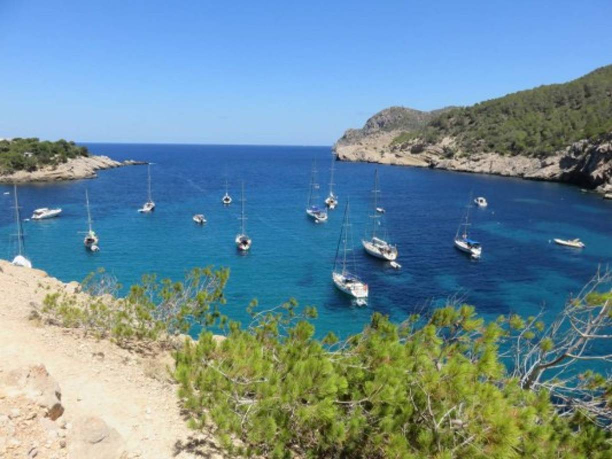 Una pequeña laguna con una estrecha apertura al mar que permite la entrada de pequeñas embarcaciones.