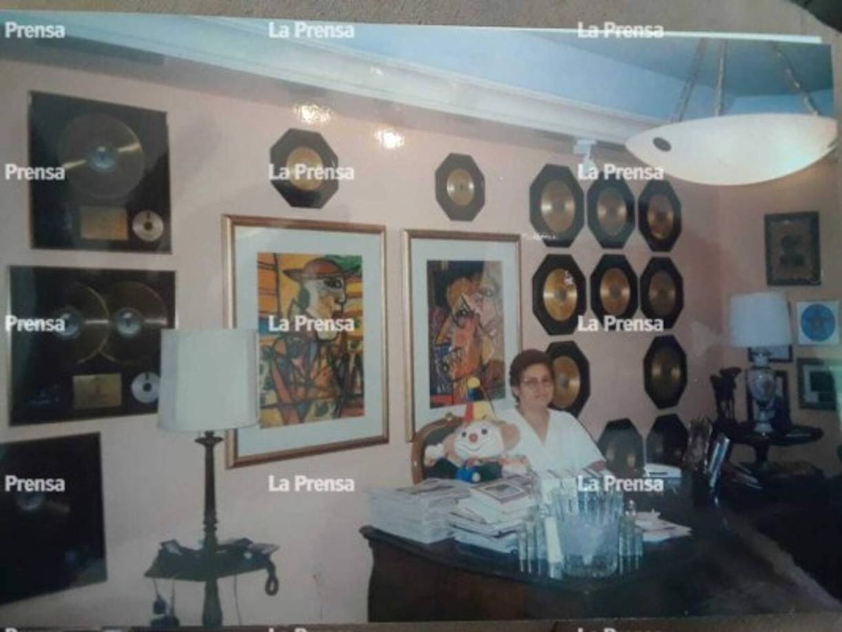 Según la hondureña al príncipe de la canción le fascinaba que le preparara cuajada, tortillas de harina y frijoles refritos. 'Cuando se lo hice por primera vez quedó fascinado y me dijo que no comía así desde niño, a partir de ese momento se convirtió en la comida preferida de él', comentó.<br/><br/>En esta imagen la hondureña se encuentra en el salón de discos de oro que tenía el cantante en su casa.