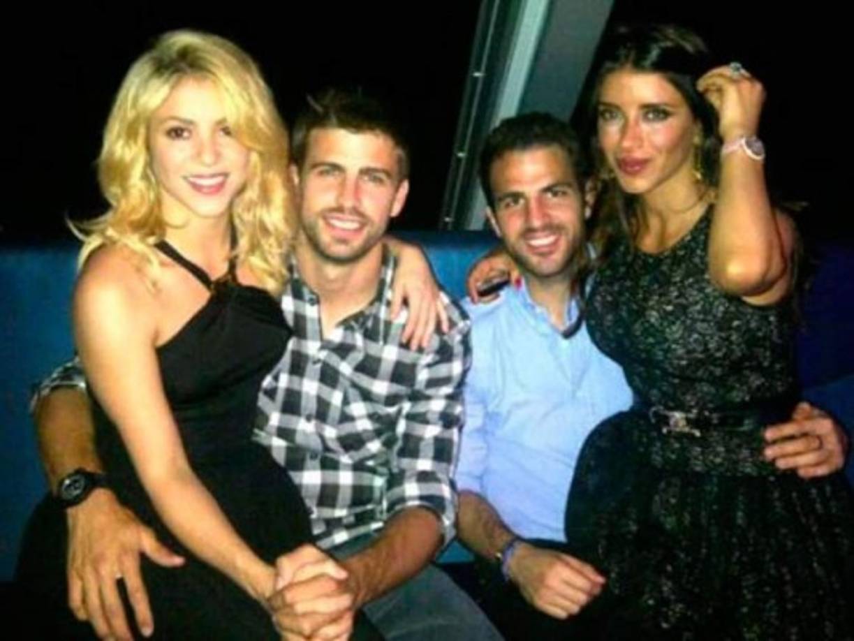 8. Tras los rumores sobre un supuesto romance del futbolista con la modelo israelí Bar Refaeli, dos días después Gerard Piqué subió una foto junto a Shakira, Cesc Fábregas y su novia de ese entonces.