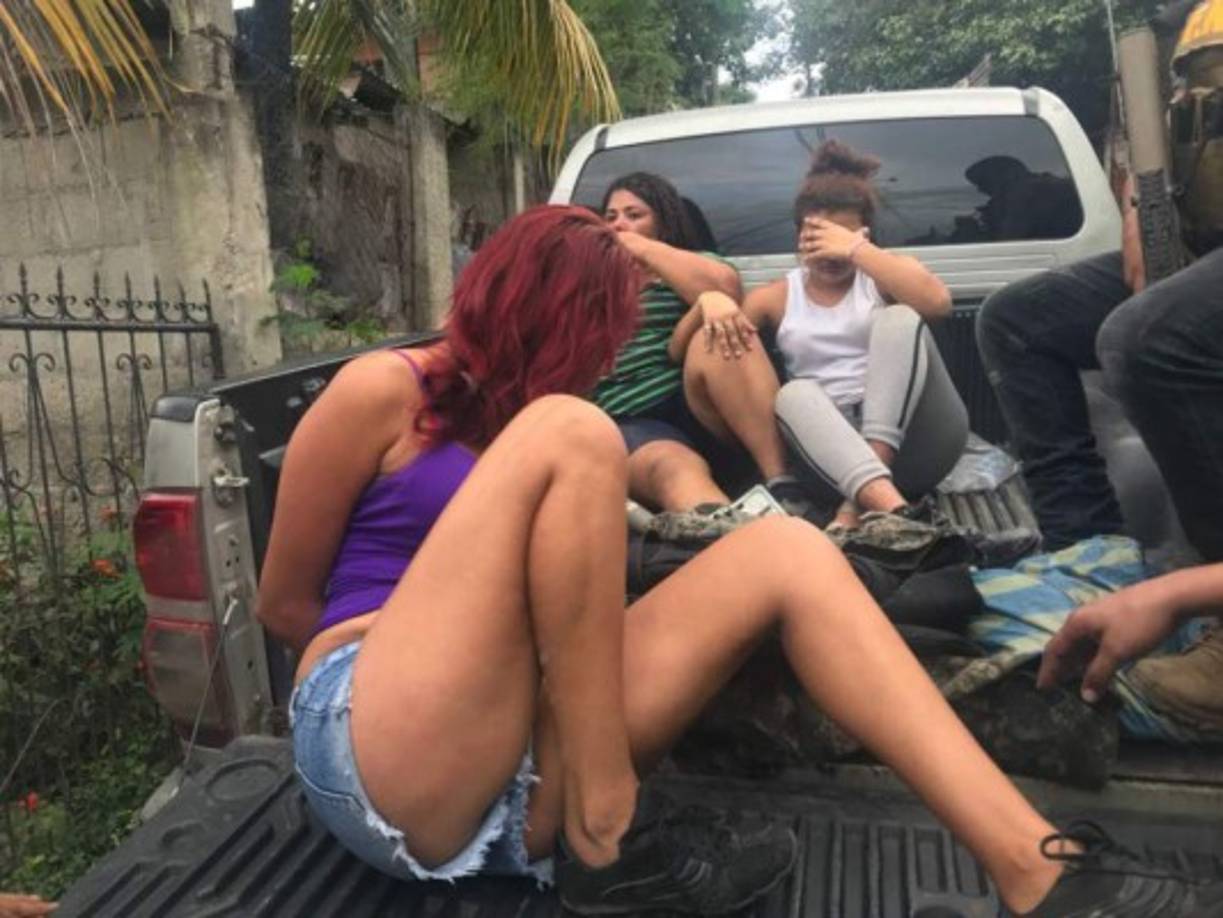 Tres mujeres fueron capturadas en la tarde de este martes durante varios allanamientos de la Policía Militar en la colonia Jerusalén​ de La Lima, Cortés. Se les decomisó dinero en efectivo y varios chalecos antibalas supuestamente de la Policía. Una vecina del lugar, dijo que al parecer los policías ponen las cosas, al referirse a los chalecos antibalas que encontraron en una de las viviendas allanadas.