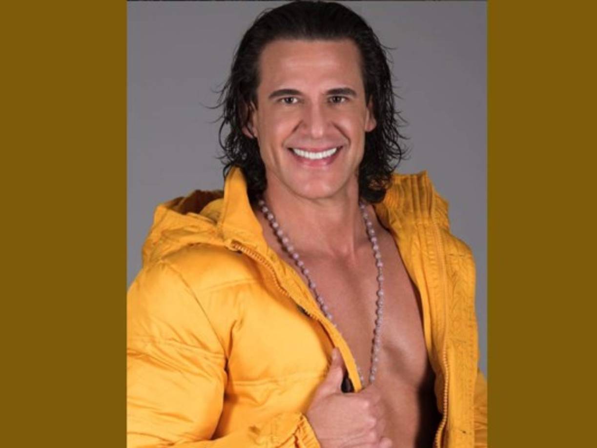 El actor tiene alborotadas a todas sus fans dejando muy poco a la imaginación.