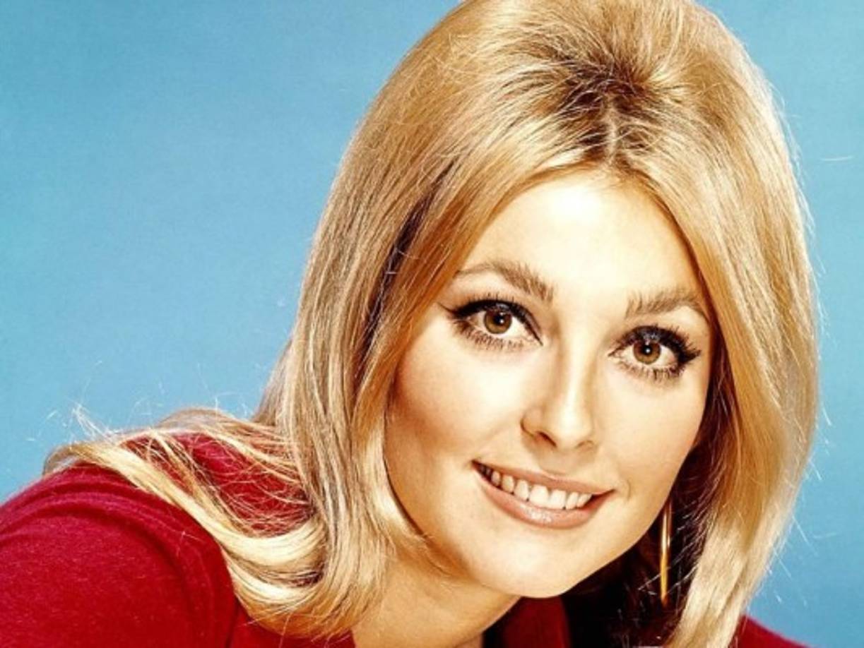 Sharon Marie Tate- 9 de agosto de 1969. La actriz y modelo estadounidense murió a dos semanas de dar a luz a manos de los integrantes de “la familia” dirigidos por Chales Manson.<br/>Charles Manson tenía un único deseo: ser famoso y millonario. <br/>Los honorarios percibidos por entrevistas y declaraciones que constatan su crimen hicieron realidad su sueño. En la actualidad su vida se consume en una celda de alta seguridad. Manson figura en la historia como uno de los más execrables criminales.<br/>