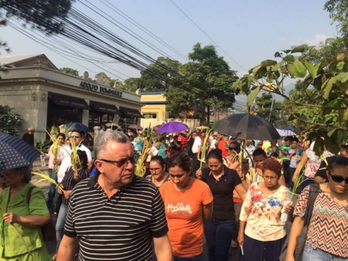 Un gran número de católicos participan en la caminata rumbo a la catedral San Pedro Apóstol.