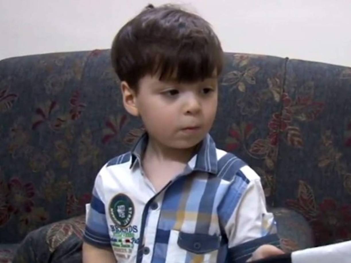 A un año del ataque, Omran se ha recuperado de sus heridas y vive una vida normal en su país, aunque su padre ha tenido que protegerlo del constante acoso de la prensa.
