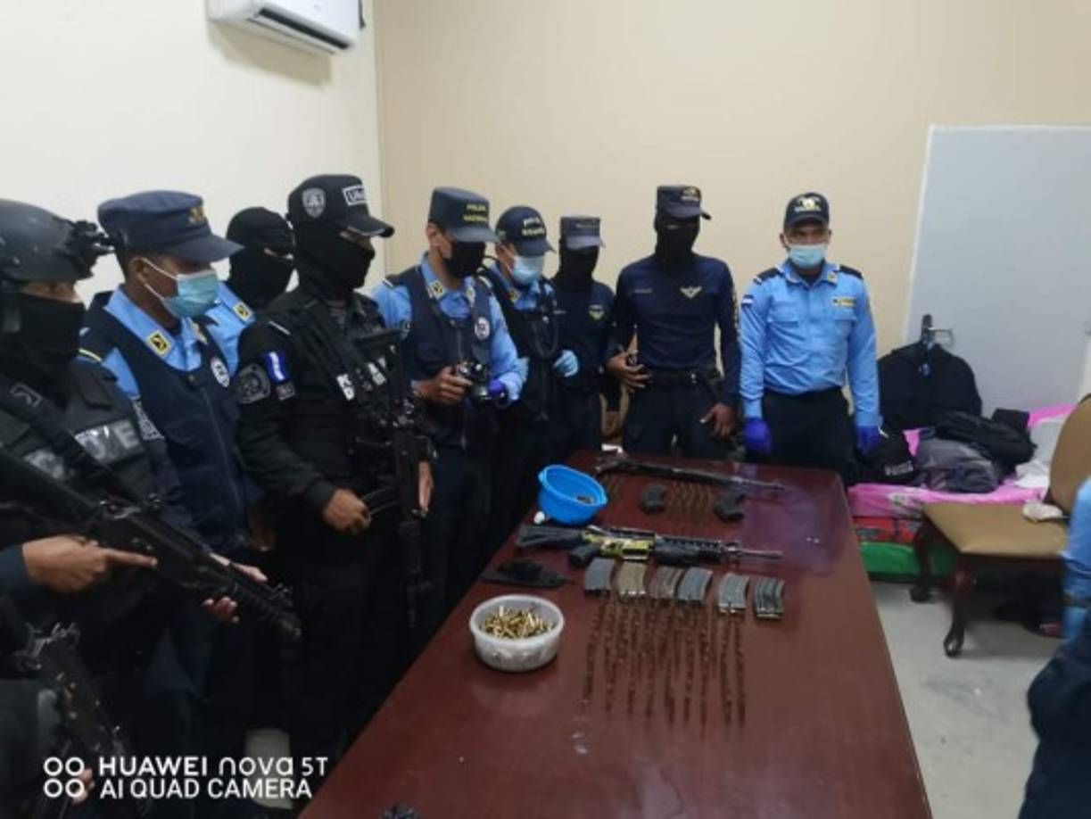 Cuerpos policiales presentan las armas de grueso calibre decomisadas. Organizaciones criminales mantienen presencia en las principales prisiones hondureñas. A pesar de los controles de seguridad, ingenian novedosos métodos para introducir objetos. Operan desde los centros penales.