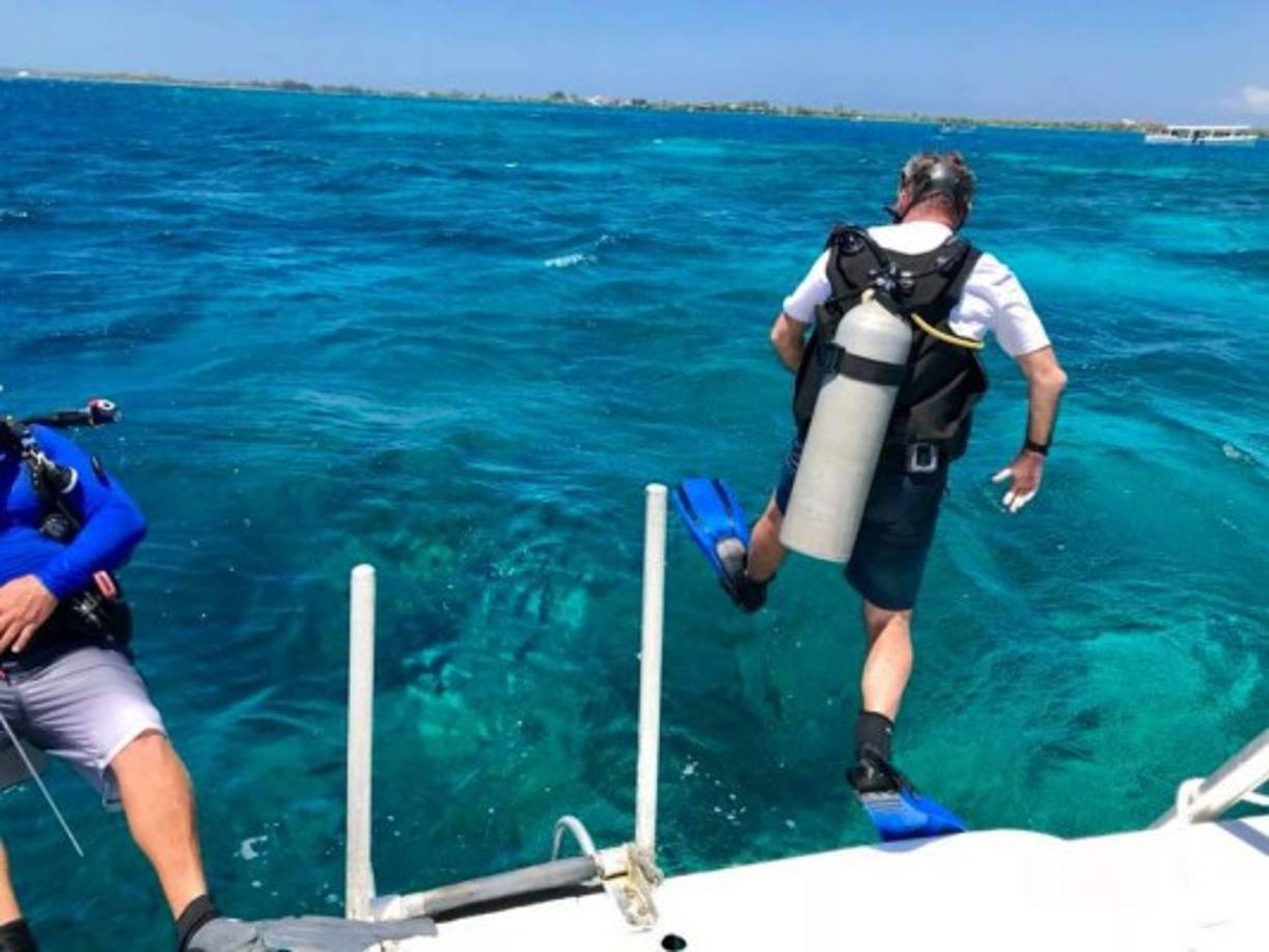 Nigel exploró las profundidades del mar de Utila.