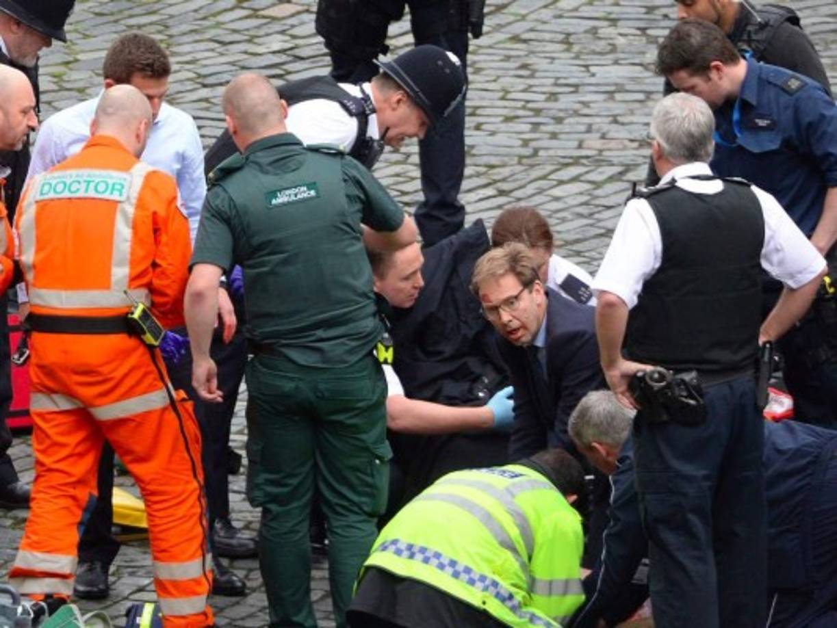 Un diputado le brindó los primeros auxilios pero el agente falleció casi de inmediato debido a la gravedad de sus heridas.