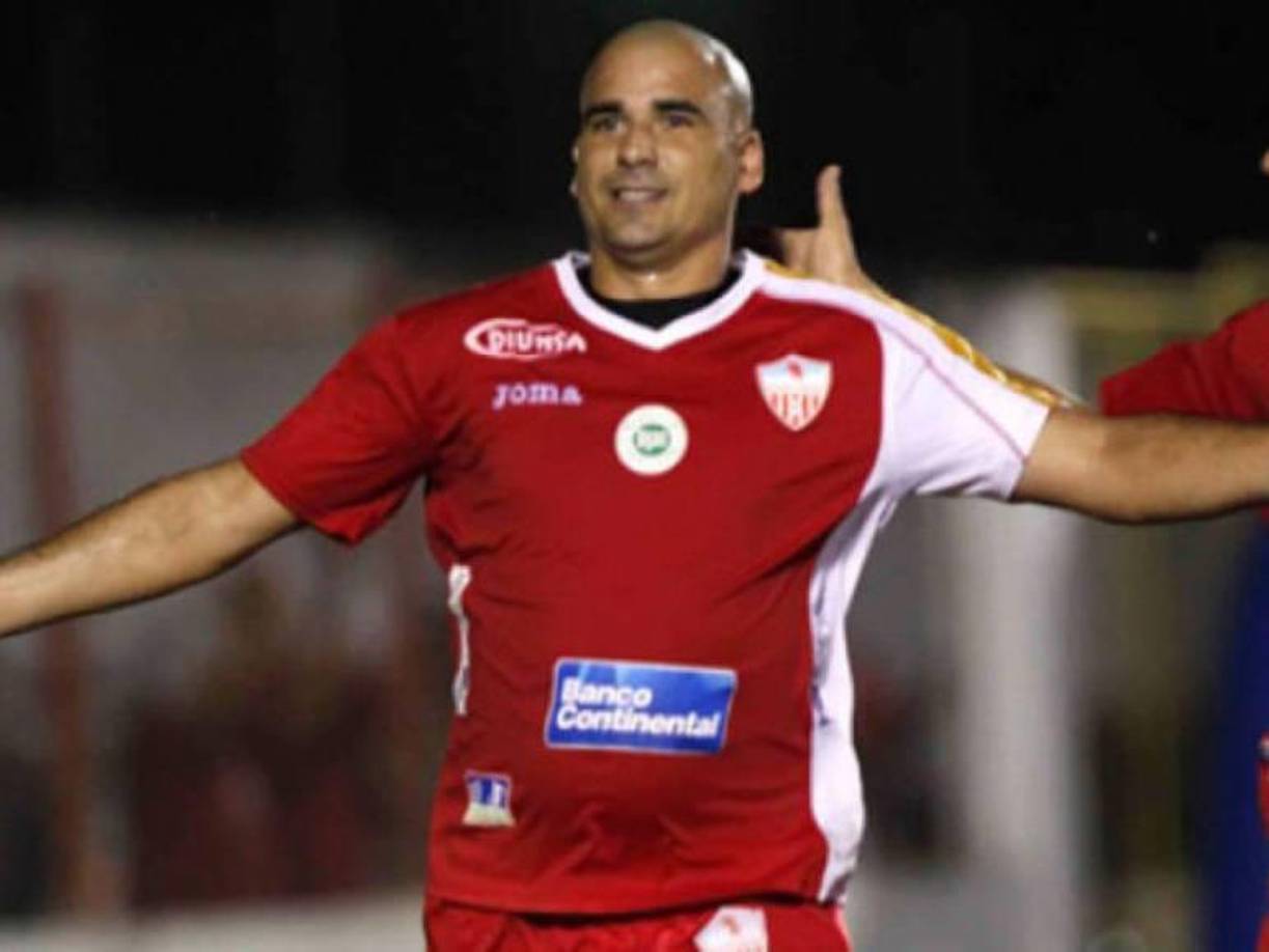 Luego de su paso por los Burros, el uruguayo militaría por varios torneos en el Atlético Choloma, en donde en el ocaso de su carrera dio muestras del talento goleador que lo hizo uno de los delanteros más temibles de la Liga Nacional.