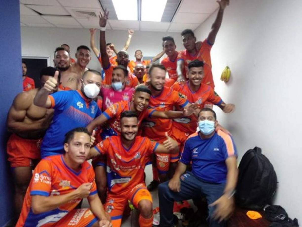 Los jugadores de la UPN celebraron la victoria contra Olimpia con esta fotografía en el vestuario del estadio Nacional.