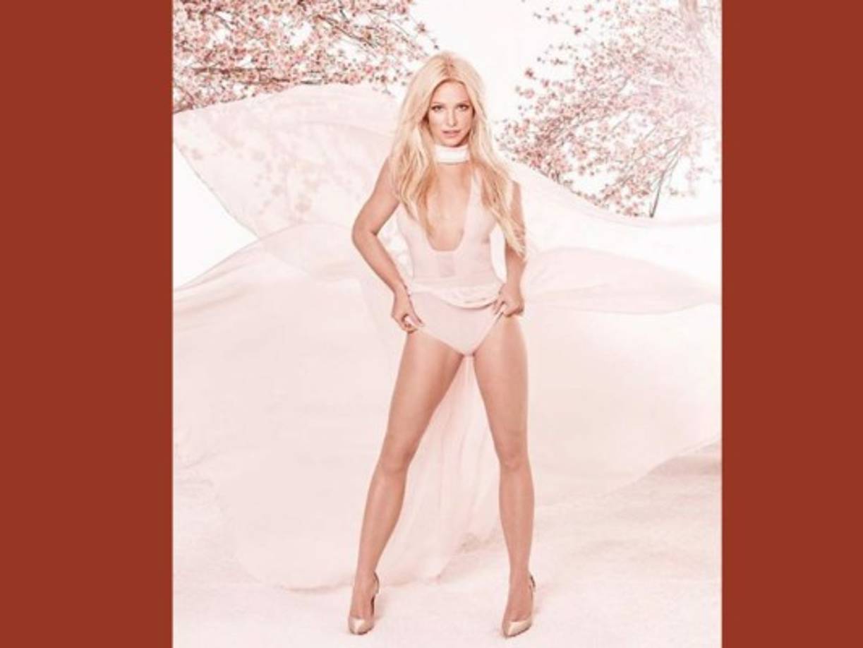 La cantante de 35 años, compartió tres imágenes en las que se muestra sin nada de glamur.