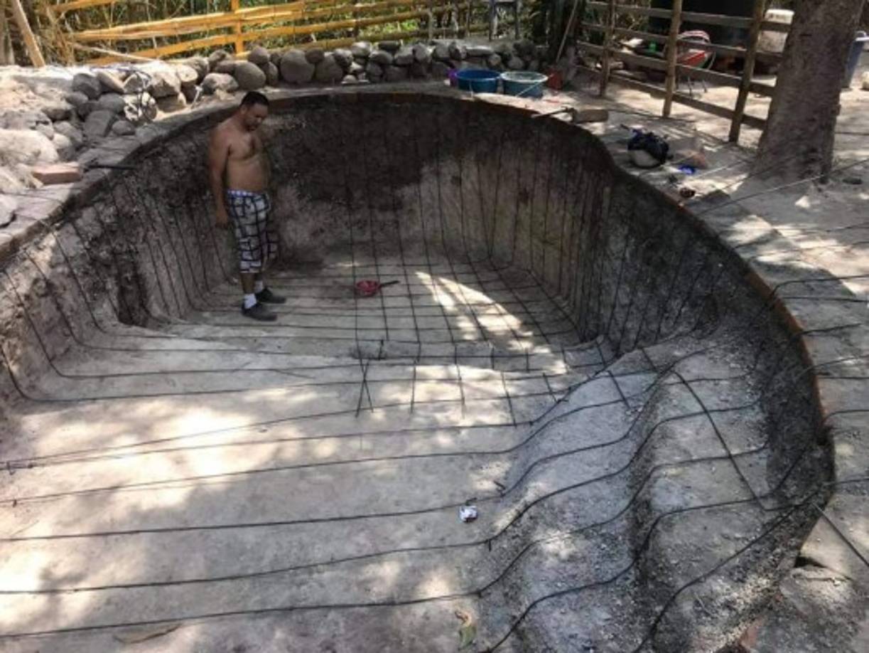 Según sus constructores, la piscina cuenta con desagüe y purificación del agua.