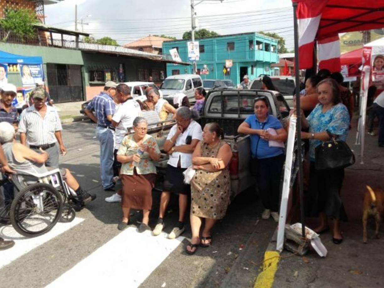 Varias personas de la tercera edad se encuentran molestos en la escuela Luis Landa del barrio Cabañas. Desde las 6 de la mañana llegaron a dar su voto a los precandidatos, sin embargo los portones del centro de votación aún no están abiertos, según lo que les dicen que las maletas electorales llegaron tarde. A dos horas que el Tribunal Supremo Electoral diera el pitaso para iniciar el proceso electoral varios centros de San Pedro Sula se han atrasado.