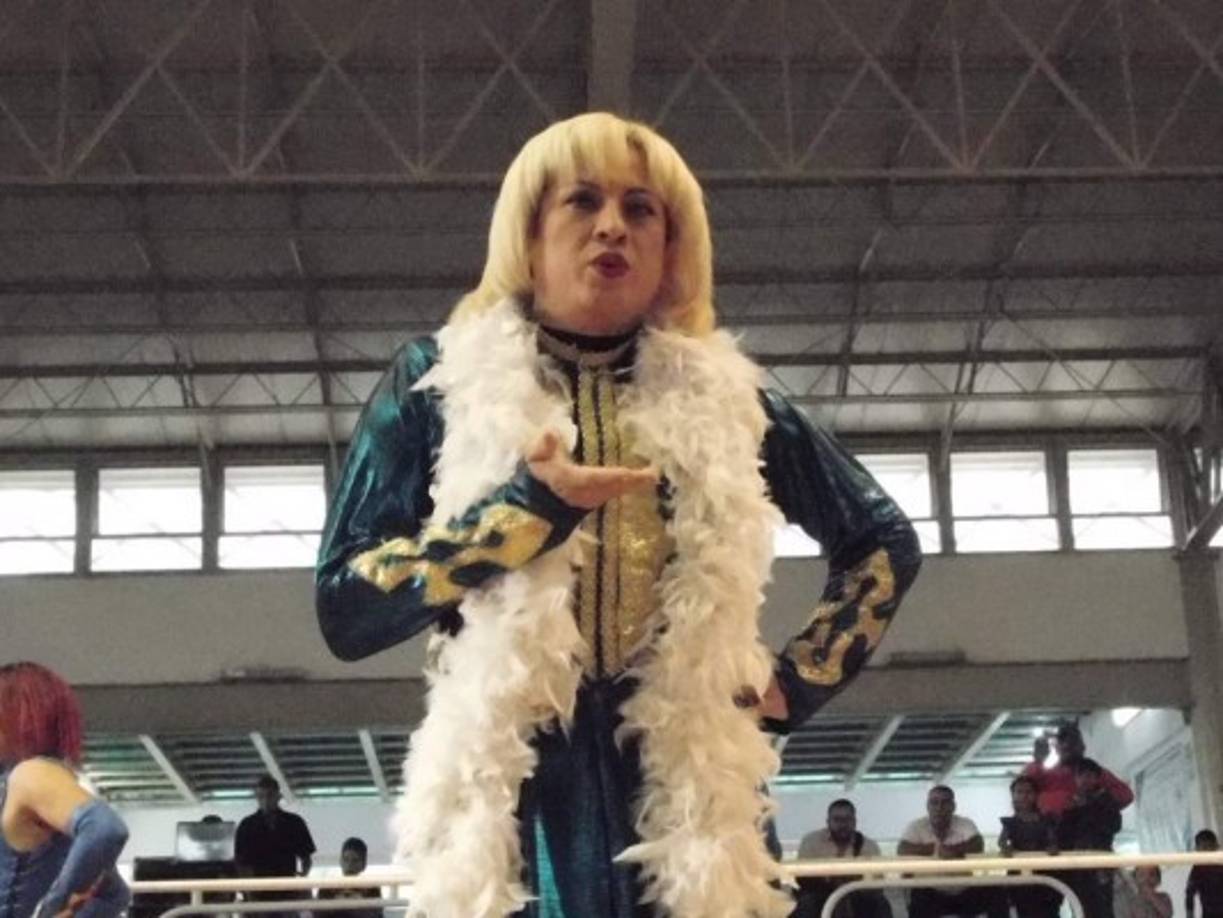 José Gabriel nació en Villahermosa, Tabasco el 9 de enero de 1976 y heredó el gusto por la lucha libre por parte de su madre, quien le empezó a inculcar la pasión por el deporte desde que tenía 17 años.