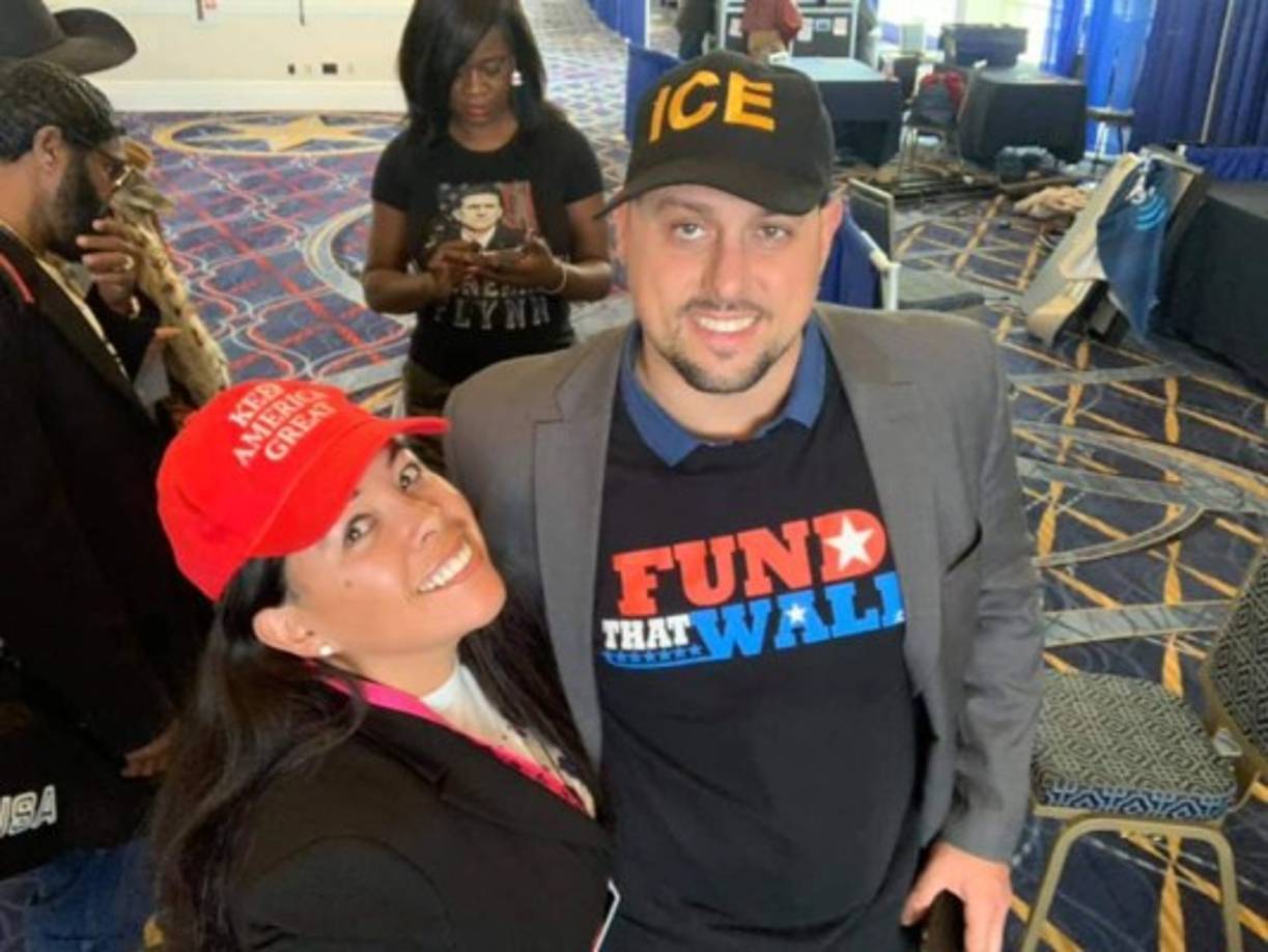 Cuenta con más de 60,000 seguidores en Facebook, otro puñado de miles en Instagram y Twitter, canal en Youtube y una página web para difundir sus teorías sobre esa 'destrucción' que ve clara y ante la que responde con contundencia cuando se le pregunta ¿Quién está destruyendo EEUU?<br/><br/>'Los hispanos', asegura.