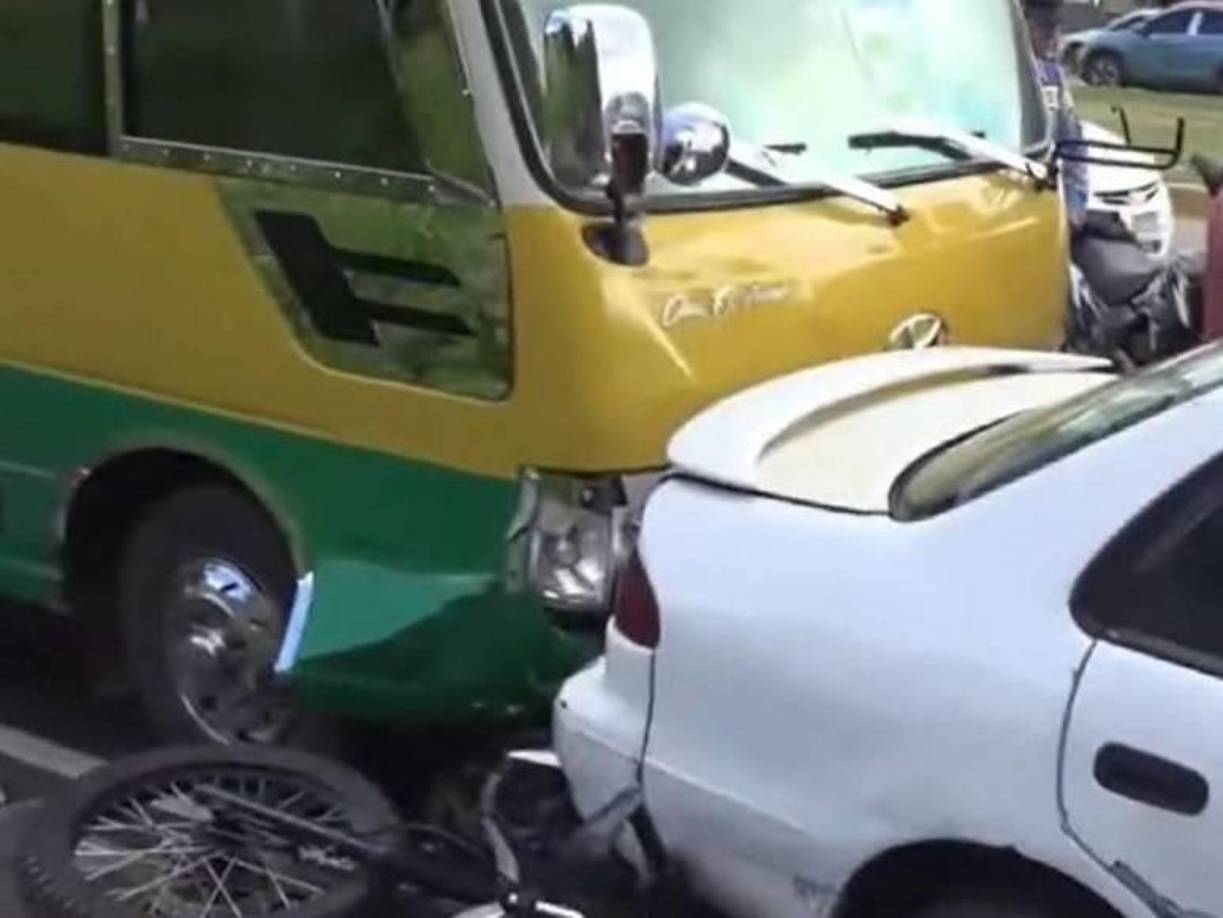 “El bus venía sin frenos y chocó contra otro bus. A nosotros, gracias a Dios, no nos pasó nada”, relató una simpatizante de Libre.