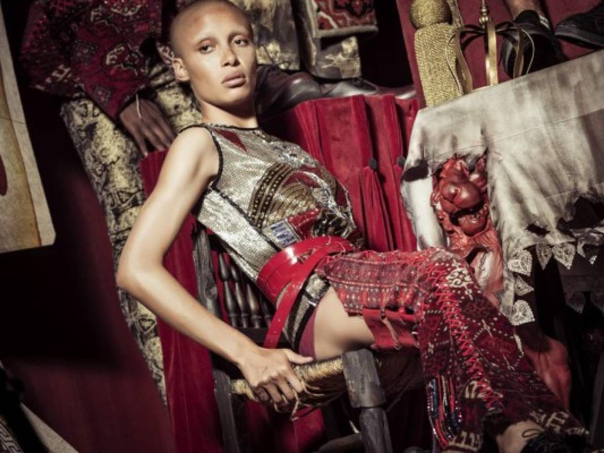 La modelo y activista feminista angloghanesa Adwoa Aboah, en una imagen del 'making of' del calendario Pirelli 2018.