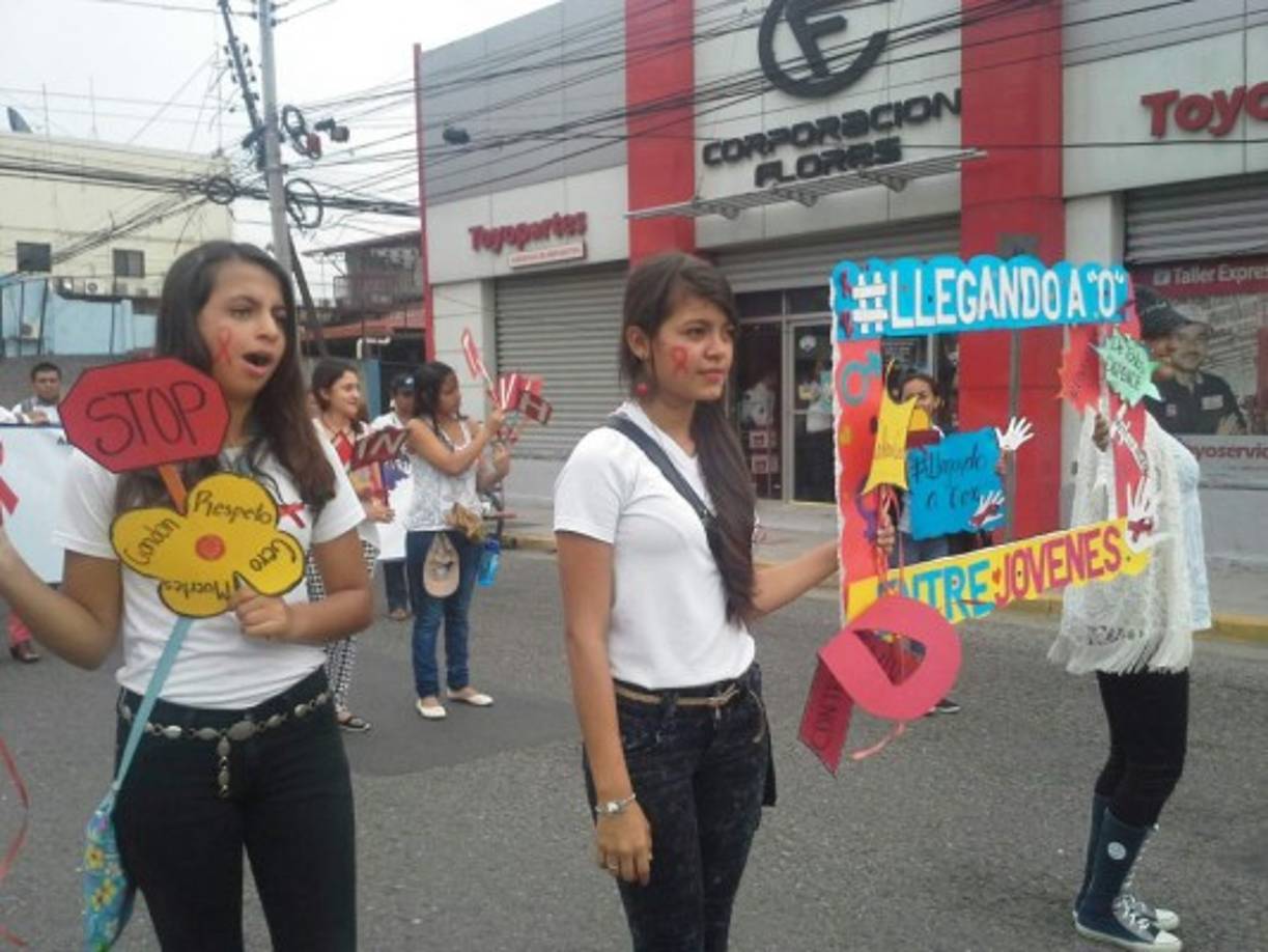 Varias organizaciones que trabajan en la prevención del VIH marcharon este martes para conmemorar el Día Mundial de la Lucha contra el Sida