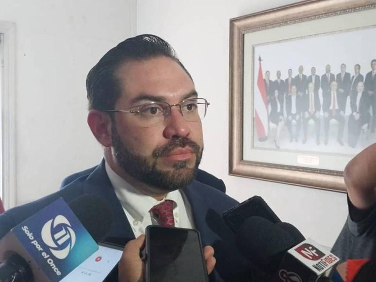 “Jamás he recibido un cheque a mi nombre en concepto de subsidios, subvenciones o cualquier otro concepto de parte de este Congreso. El único dinero que he recibido del Congreso es mi sueldo”, escribió Cálix en su cuenta de <b>X</b>. Además, anunció que pedirá a la oficina de <b>transparencia</b> del Congreso que publique los cheques emitidos a nombre de Redondo, sugiriendo que también sean mostrados públicamente.