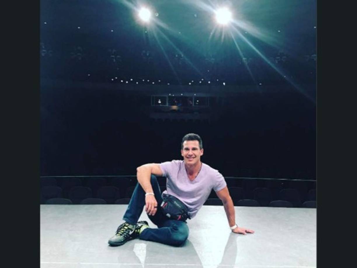 Aravena mostró sus pectorales y lo bien que se mantiene a su edad.