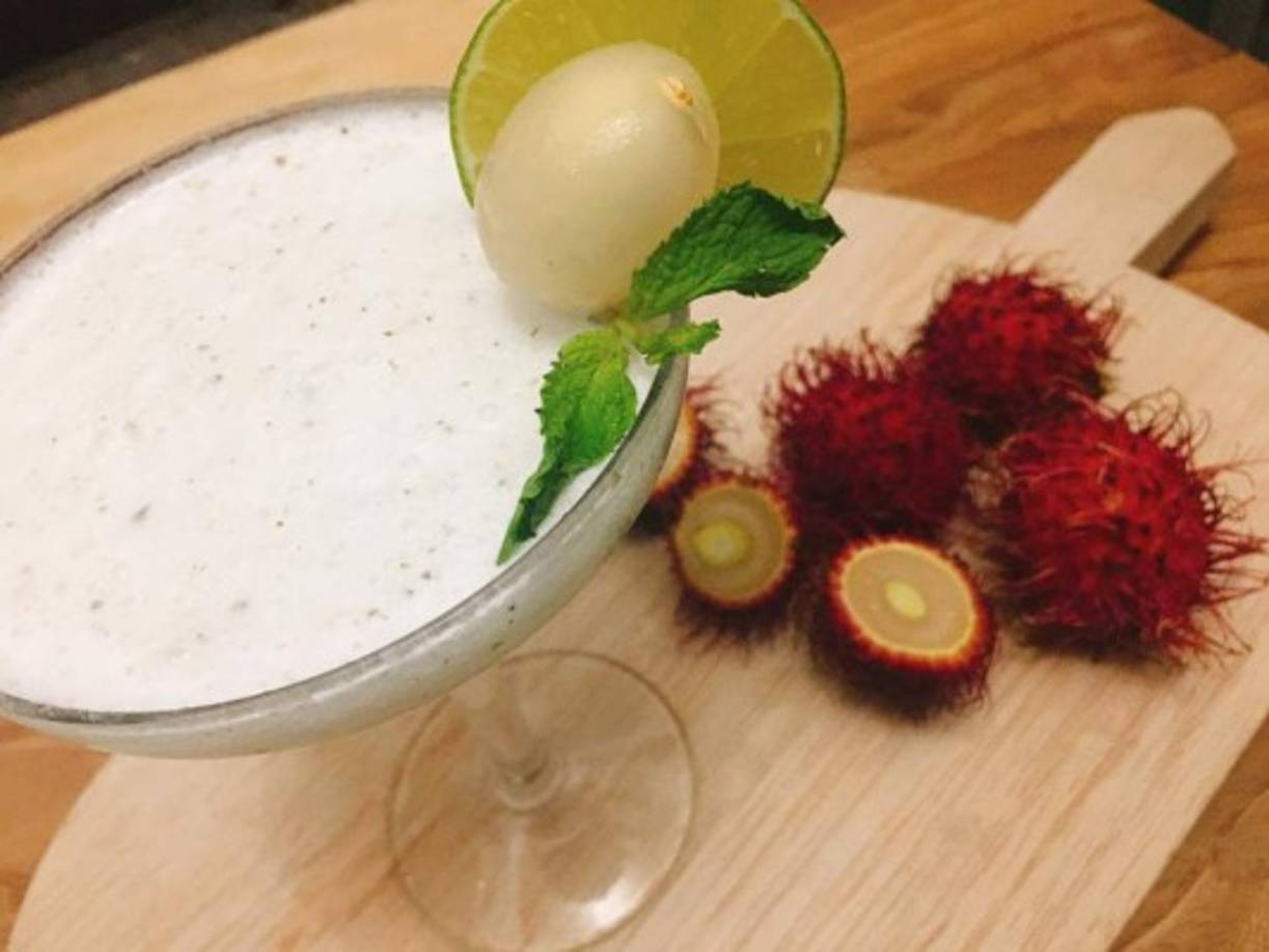 Puedes preparar un coctel de licha con coco.<br/><br/>Ingredientes: <br/>2 tazas de hielo<br/>La pulpa de 12 lichas<br/>1/4 de taza de leche de coco <br/>2 hojas de menta <br/>1 cucharada de jugo de limón <br/>Sirope natural al gusto <br/>1 shot de ron <br/><br/>Preparación:<br/>En la licuadora colocar el hielo, la pulpa de las lichas, leche de coco, hojas de menta, jugo de limó, sirope al gusto y ron. Licuar hasta que quede granizado. <br/><br/>Verter la mezcla en una copa y decorar con rodaja de limón, una licha y hojas de menta.