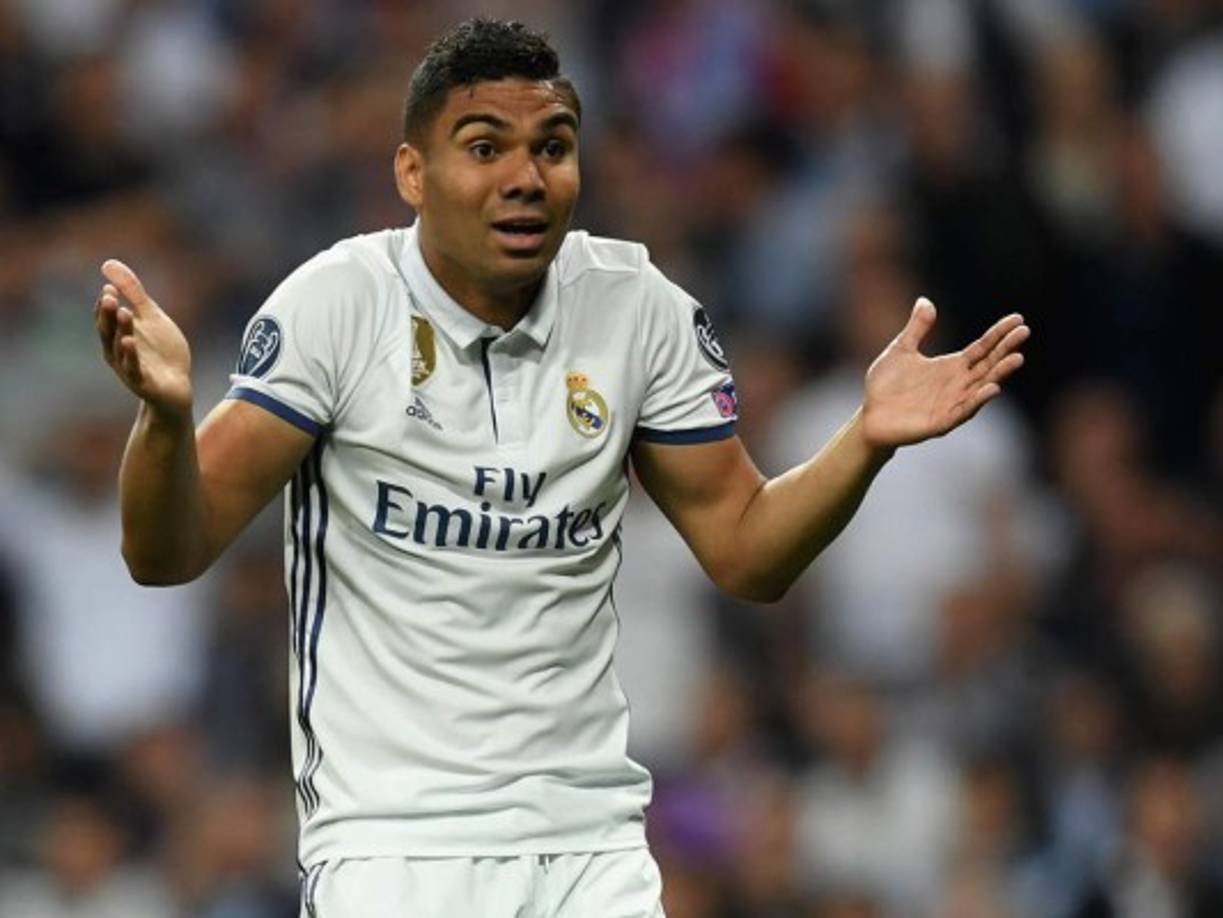 Casemiro - Desde la infancia el jugador brasileño soñaba con probar una bebida láctea llamada Yakult. Al ser un artículo el cual tenía un valor alto no podía permitírselo cuando este era un niño. Al recibir el sueldo del Sao Paulo fue al supermercado y cumplió ese deseo de la niñez. Compró muchas unidades.