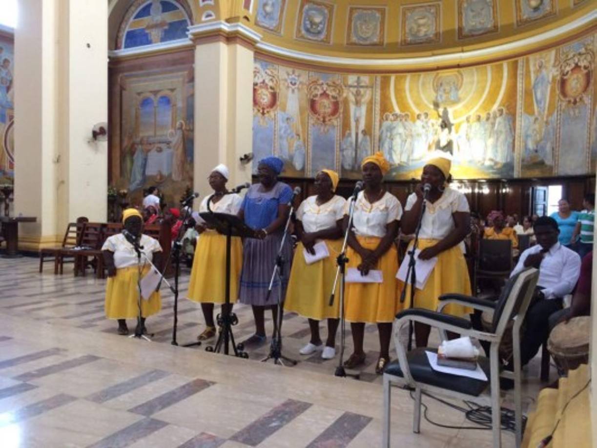 Decenas de garífunas acudieron a la catedral de San Pedro Apóstol para dar inicio a los festejos por el 218 aniversario de su llegada a Honduras.