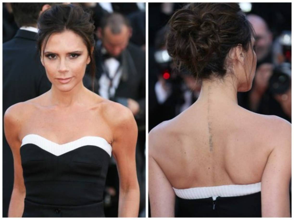 Victoria Beckham, fiel a su estilo con un maquillaje muy intenso con los ojos perfilados en negro y sombras oscuras, y un recogido messy con algunos mechones sueltos.
