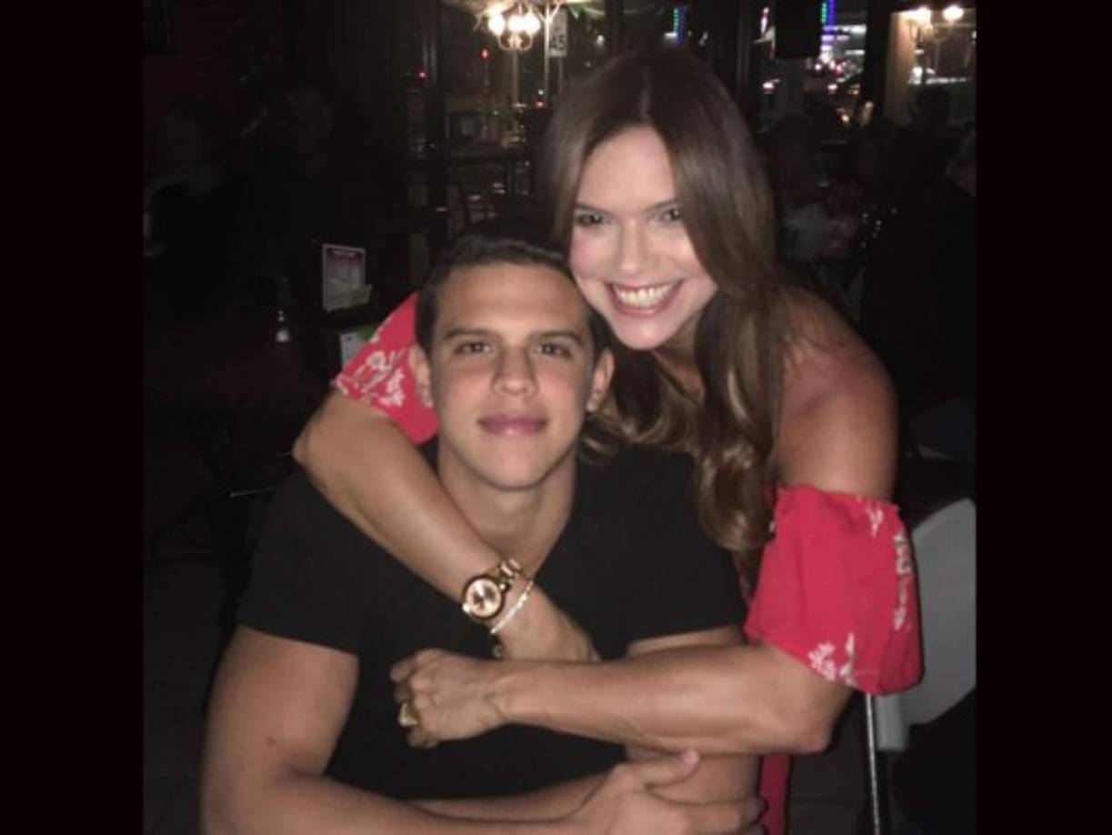 En esta foto con su hijo, con quien ha sido comparado su esposo.