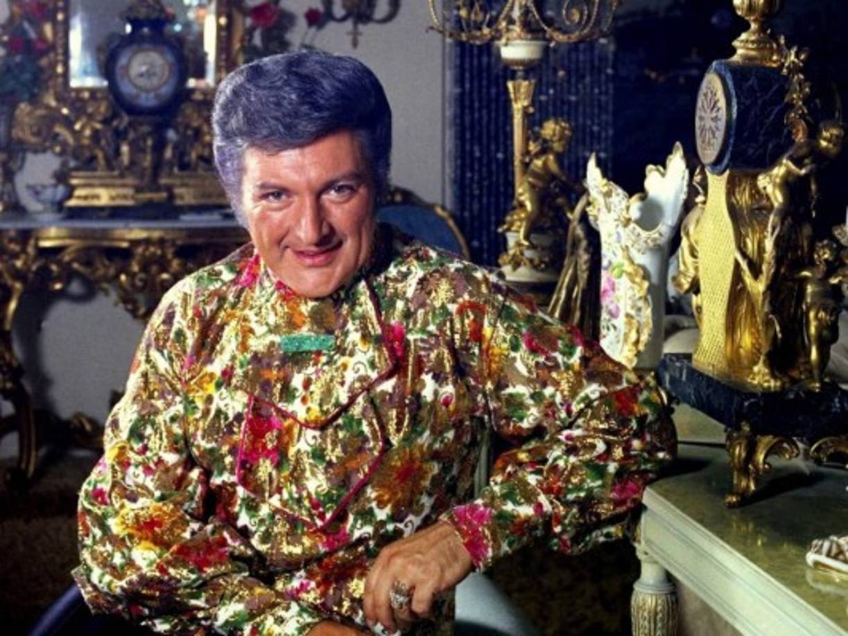 Wladziu Valentino Liberace, más conocido por su apellido, Liberace, fue un famoso showman y pianista. La causa de su fallecimiento fue 'neumonía por virus citomegálica, como consecuencia del VIH.