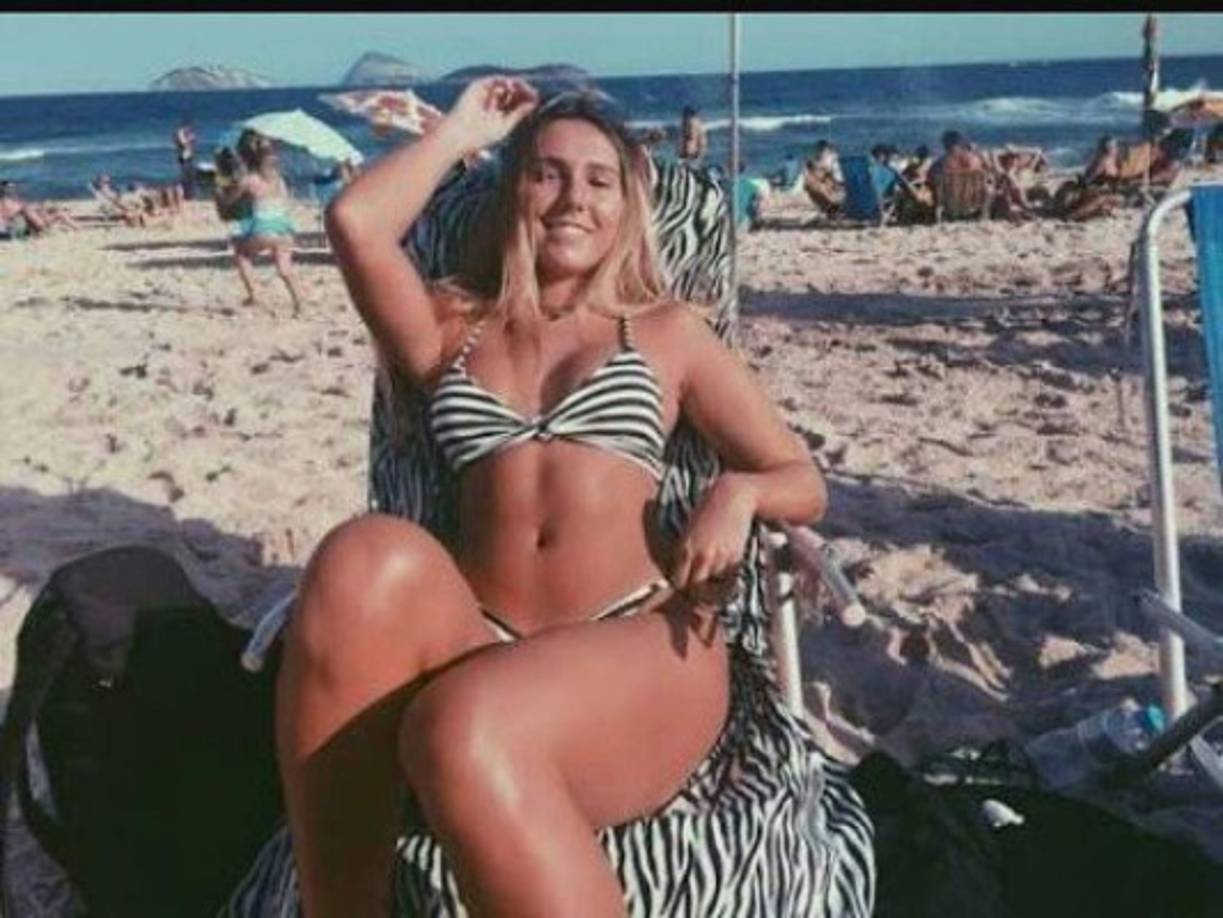 La hija del DT del Gremio disfruta a lo grande de la playa.
