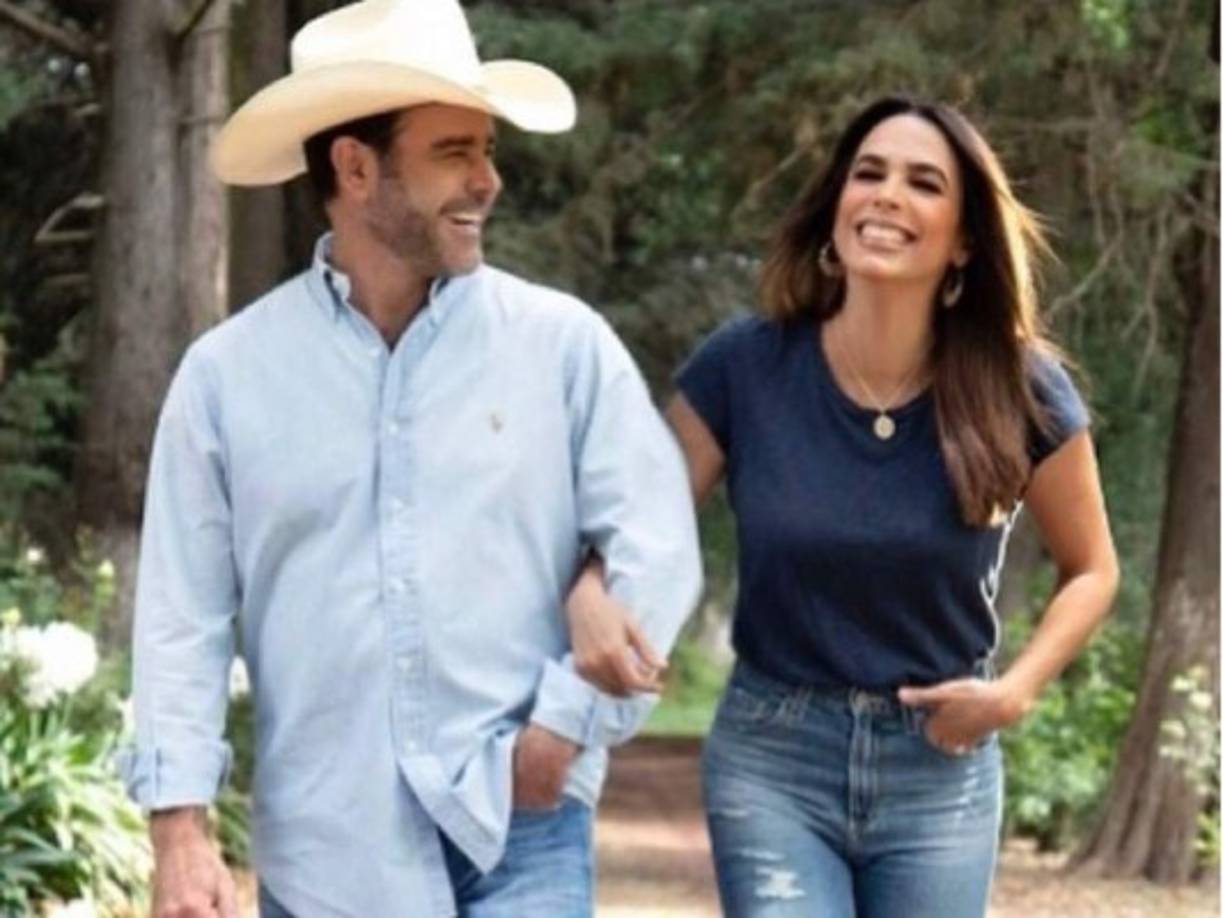 Alejandra Capetillo nació el 4 de noviembre de 1999. La joven, que tiene más de 147 mil seguidores de Instagram, ha mostrado su talento como fotógrafa y diseñará el vestido que utilizará su madre en sus bodas de plata.<br/>