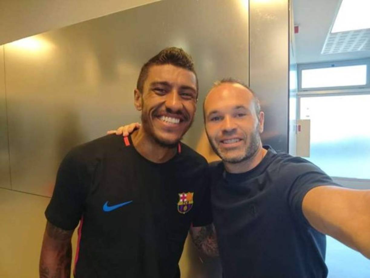 Paulinho y Andrés Iniesta fueron de los primeros en salir del Barcelona para la presente temporada.