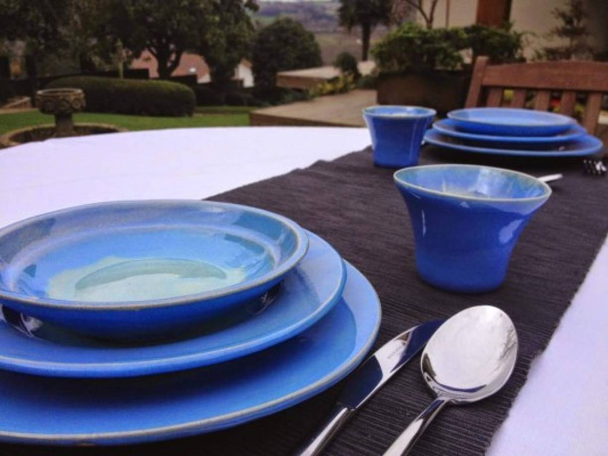 Compra una vajilla azul: Este color ayuda a controlar el hambre y a reducir la ansiedad, por lo que evitarás la ingesta excesiva de alimentos. Evita totalmente los platos de color rojo, debido a que este tono estimula el apetito.