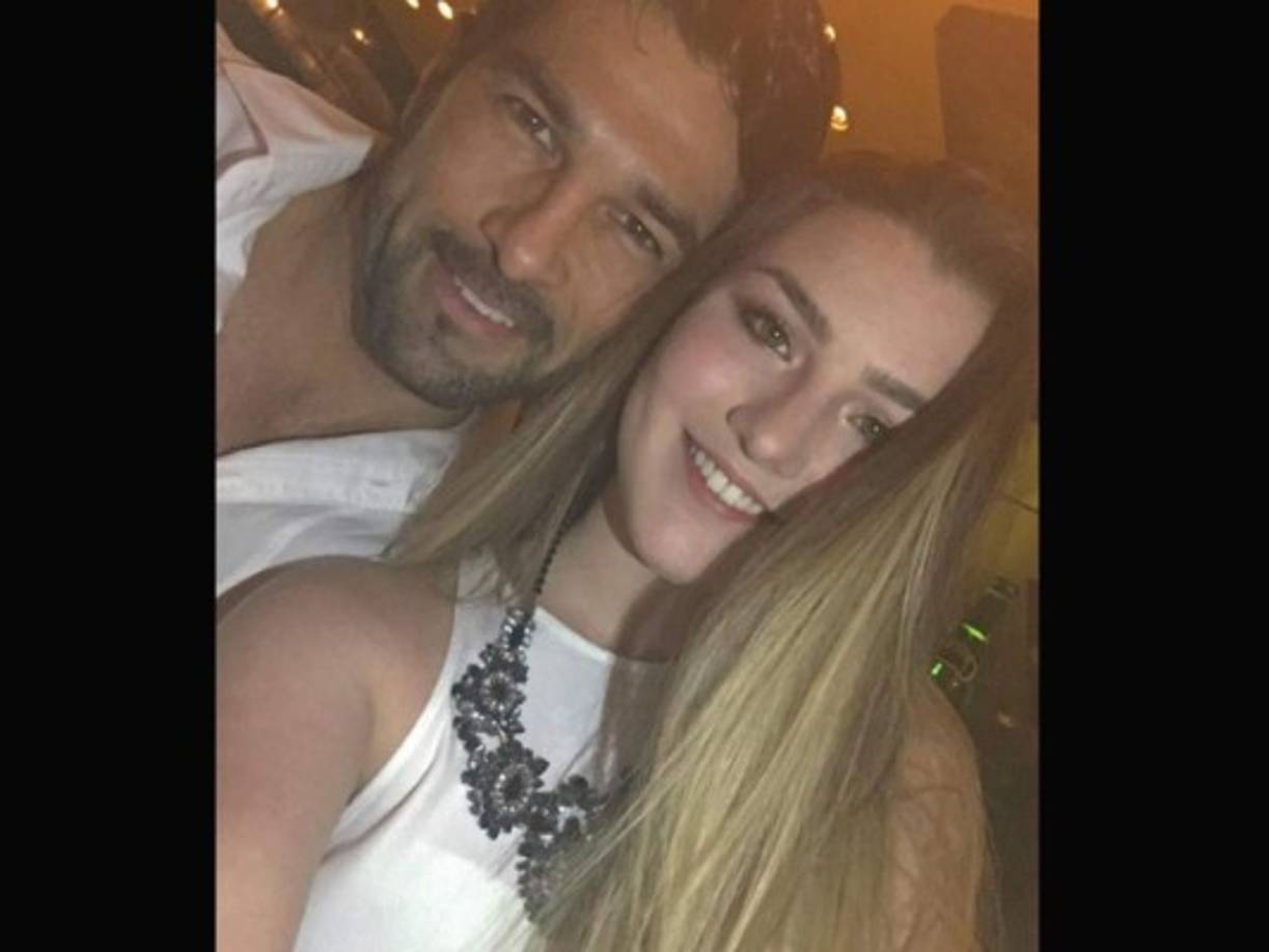 Aquí con su padre el actor mexicano Arturo Carmona, con quien tiene una relación cercana.