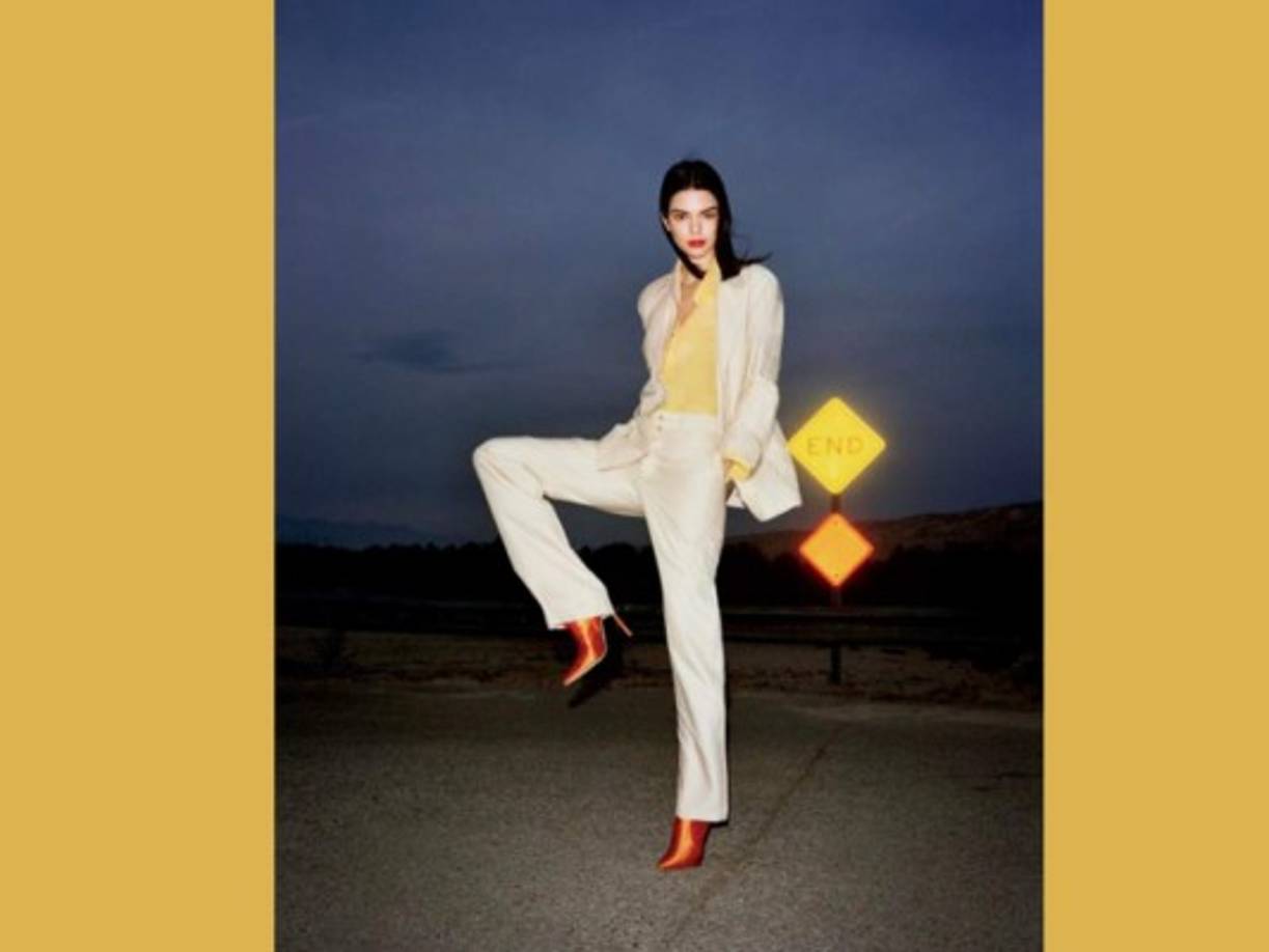 La foto también ha sido criticada ya que la modelo enseñó sus pezones.