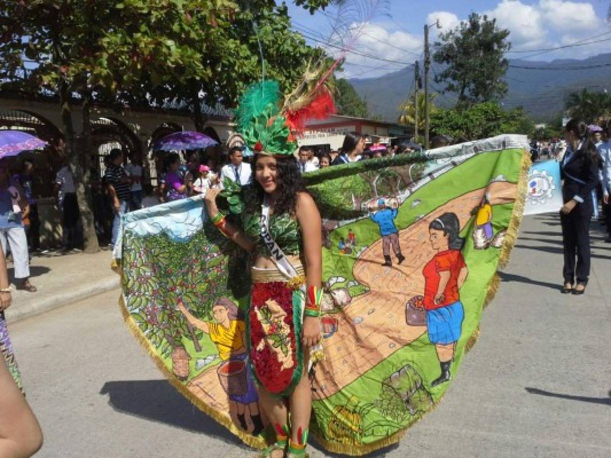En Cofradía los estudiantes también lucen sus mejores galas.