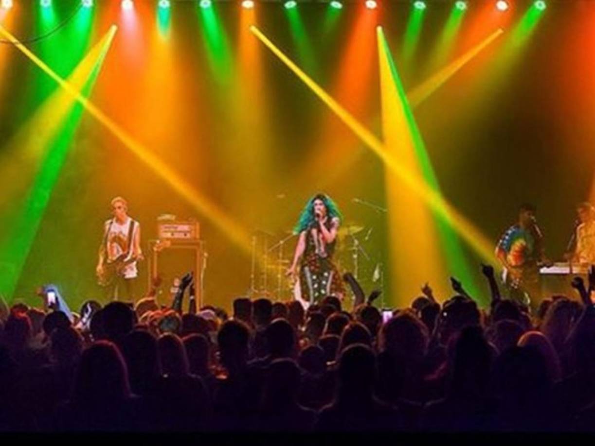 Tanta es la fascinación de Adore por la música que se presenta constantemente en clubs gay en todo el mundo.