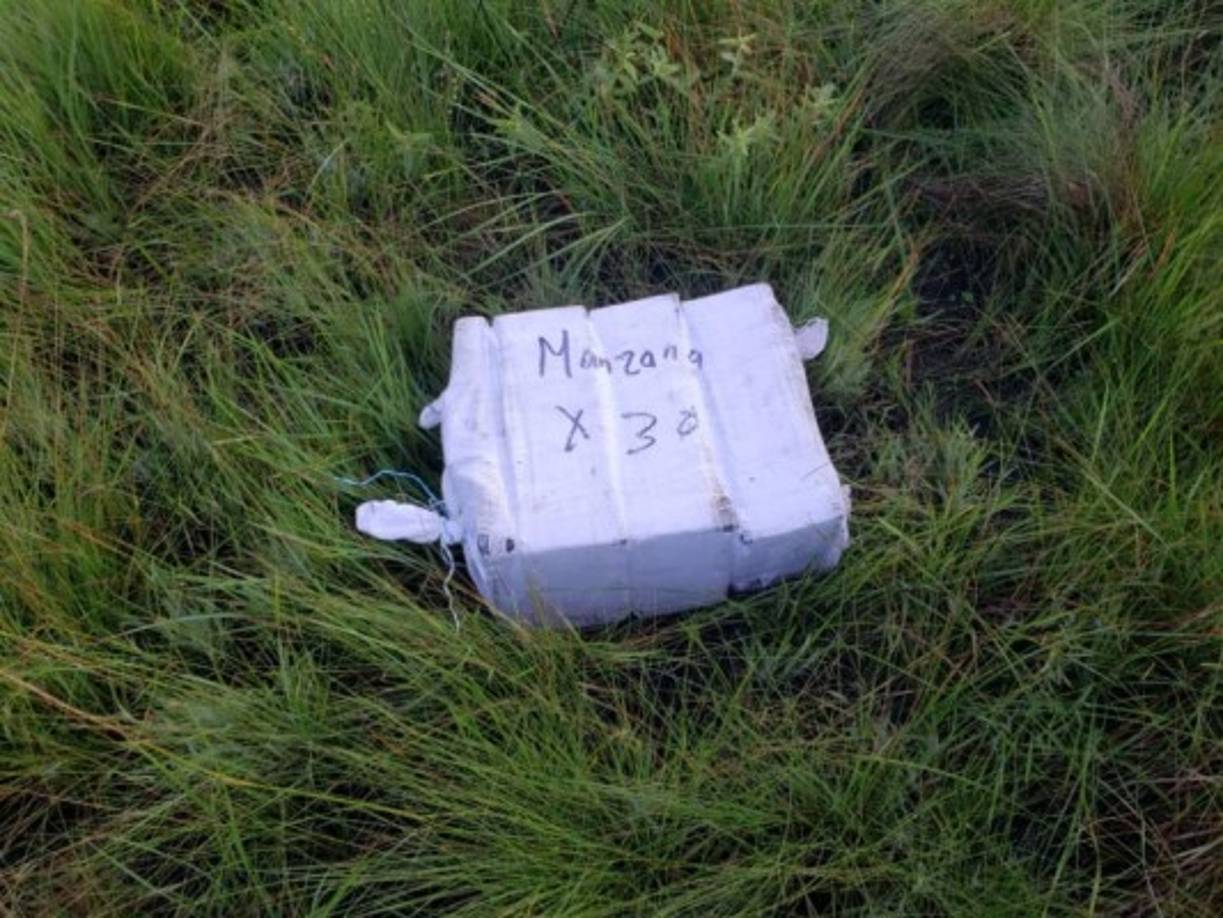 Honduras aseguró 100 kilos de cocaína pero las autoridades presumen que la avioneta transportaba más droga, la cual fue sustraída por personas que ya esperaban a la aeronave y sus tripulantes.