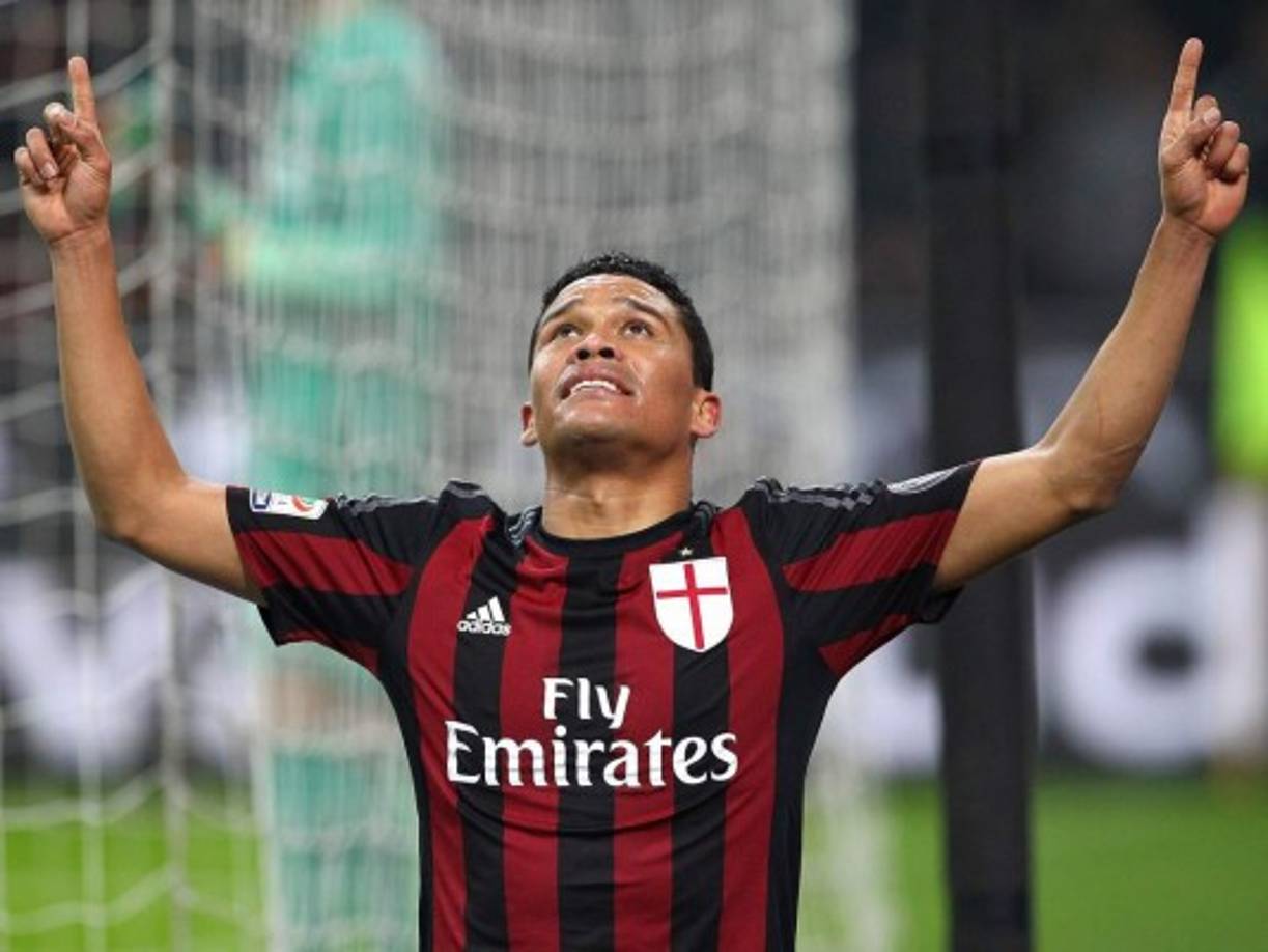 Sergio Barila, representante del delantero colombiano Carlos Bacca, valoró la situación de su jugador: '¿Ofertas por Bacca? Sí hay, pero el jugador tiene la cabeza en el Milan'. El club rossonero, que casi con total seguridad no disputará competición europea la temporada que viene, podría ver cómo Bacca abandona el club en el mercado estival.Preguntado sobre si Bacca tiene problemas con el club, respondió: 'No los tiene. Ha marcado 14 goles este año. Hay que tener serenidad, confianza y positividad en el juicio que se hace de su papel ¿El ambiente? No es malo para él'.