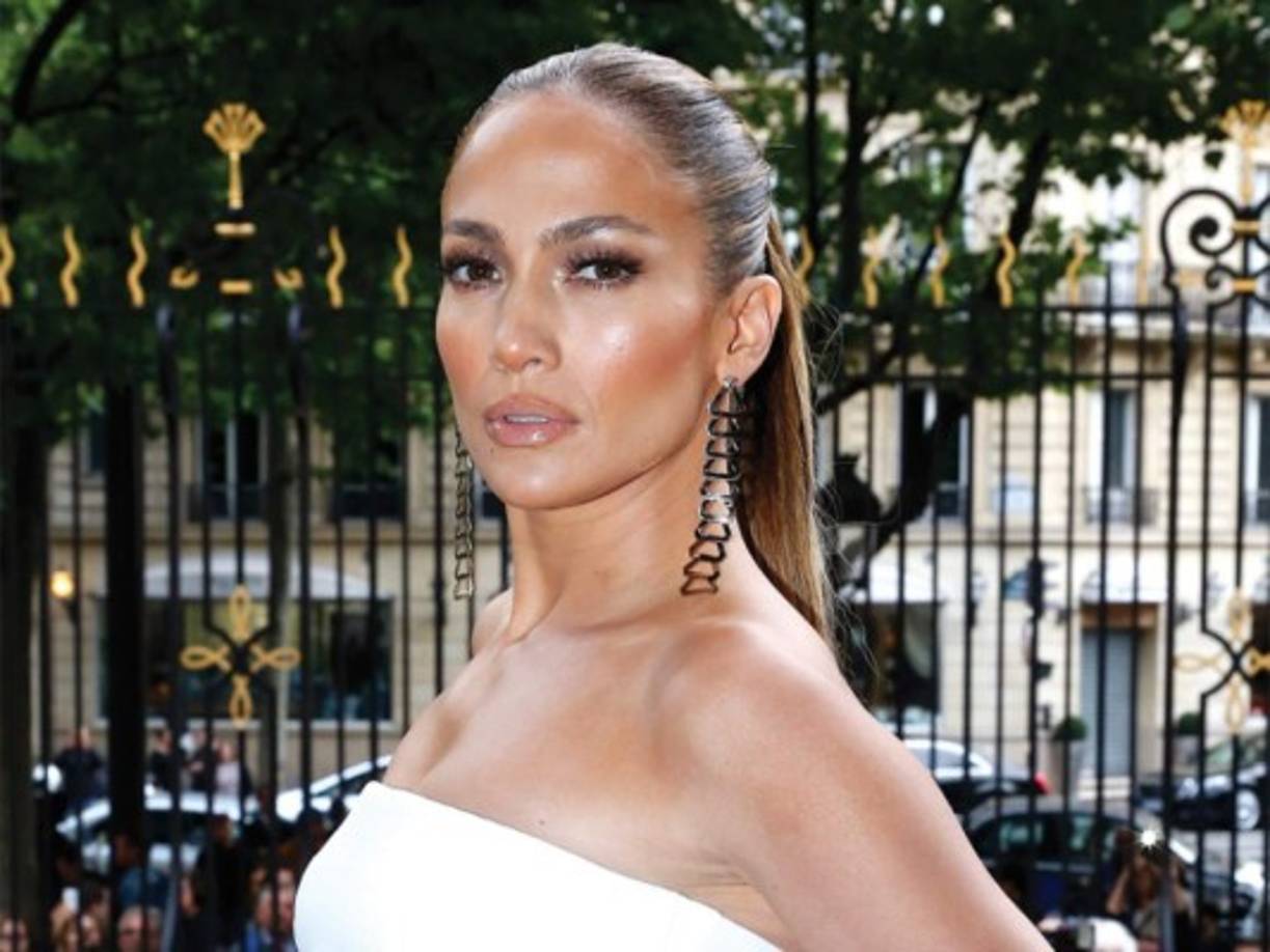 #3 Jennifer Lopez. La mejor característica de Lopez es su habilidad de reinventarse mientras permanece real a su identidad: Jenny from the block. A sus 45 años, como madre, empresaria, y más bella que nunca.